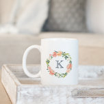 Floral Wreath Monogram Koffiemok<br><div class="desc">Geef uw ochtendkoffie of thee een persoonlijk tintje met onze monogram mok,  met uw monogram voor één initiaal,  omgeven door een poot van bloemen voor de waterverf in de tinten van perzik,  brij en lentegroen.</div>