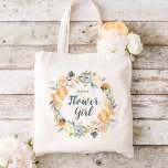 Floral Wreath Monogrammed Bloemenmeisje Tote Bag<br><div class="desc">Canvas tassen van het huwelijksbruidsfeest op maat gemaakt met de naam van je bloemmeisje of een andere aangepaste tekst. Dit elegante vrouwelijke ontwerp heeft een waterverf florale kreet met stoffige blauwe grijze en perzige gele bloemen. Gebruik de ontwerphulpmiddelen om elk monogram te personaliseren, om het even welke achtergrondkleur te kiezen,...</div>