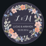 Floral Wreath Wedding Monogram Sticker<br><div class="desc">en rustige florale bruiloft bedankt je sticker. Gedrooid met waterverf van bloemen, bladeren en bessen. Monogramsticker voor huwelijksgunst of huwelijksuitnodigingszegels. Pas de formulering aan voor elke speciale gelegenheid. Een lentevertrouwgunst, een cadeaulabel voor vrijgezellenfeesten, een verjaardagsfeest, een verloving diner, baby shower en nog veel meer. De achtergrondkleur kan in uw gewenst...</div>