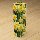 Floral Yellow Daffodil  Wijn<br><div class="desc">Deze  florale wijngifdoos is de perfecte manier om die speciale gave voor elke gelegenheid in te pakken. Deze sjabloon van het ontwerp kenmerkt een patroon van gele daffodils. Ontworpen door de wereldberoemde kunstenaar Tim Coffey.</div>