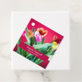 Florale decoraties op rode tulpen foto bedankjes labels (In situ)