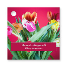 Florale decoraties op rode tulpen foto