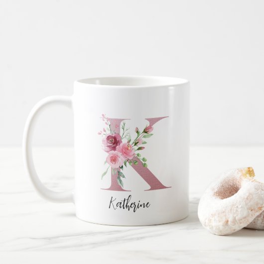 Florale Initiaal K Blush Rozen Bewerkbare Naam Koffiemok (Met donut)