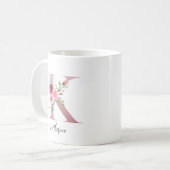 Florale Initiaal K Blush Rozen Bewerkbare Naam Koffiemok (Voorkant links)