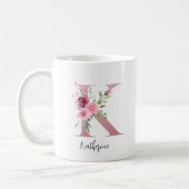 Florale Initiaal K Blush Rozen Bewerkbare Naam Koffiemok (Links)