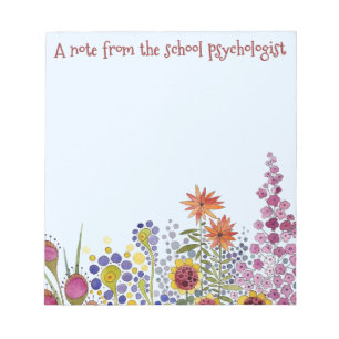 Florale laptop van de psycholoog op school notitieblok