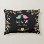 Florale Tortelduifjes  Couple Modern Wedding Monog Accent Kussen<br><div class="desc">Bruid en bruidegom Monogrammen Donker Zwart Bloemen Tortelduifjes Paar Trouwen - Een Perfect Wedding Design voor uw Grote Dag. (1) Alle tekststijlen,  kleuren en maten kunnen worden aangepast aan uw behoeften. (2) Als u een aanpassing of bijpassend briefpapier nodig heeft,  neem dan gerust contact met mij op.</div>