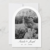 Florale Zwart Witte Monogram Foto Gebogen Huwelijk Kaart (Achterkant)