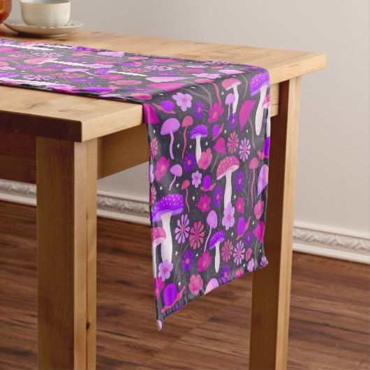 Florals en paddenstoelen Vibrant Roze, Paars en zw Korte Tafelloper (Voorbeeld)