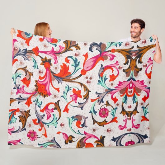 FLORENTINE RENAISSANCE RED FLORAL SWIRLS, FLOWERS FLEECE DEKEN (In situ)