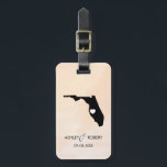 Florida Map Wedding Bagagelabel, Couple's Name Bagagelabel<br><div class="desc">Deze staatsbagagelabels maken de perfecte trouwcadeautjes labels of welkome tas labels. Stropdas het aan je cadeau in plaats van een typisch label voor papieren cadeaus, en ze kunnen het nog maanden en jaren gebruiken. Labels hebben een perzikabrikozenachtergrond. Om het hart bij de trouwplaats te plaatsen, gebruik de "pas verder"optie aan....</div>