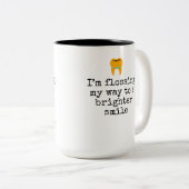 Flossing brighter smile tweekleurige koffiemok (Voorkant rechts)