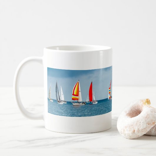 Flotilla van Sail Boats op een Zee van Clam Koffiemok (Met donut)
