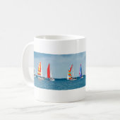 Flotilla van Sail Boats op een Zee van Clam Koffiemok (Voorkant links)