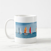 Flotilla van Sail Boats op een Zee van Clam Koffiemok (Links)