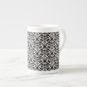 Flourish Damask Pattern Black on Cream Porselein Kop (Voorkant rechts)