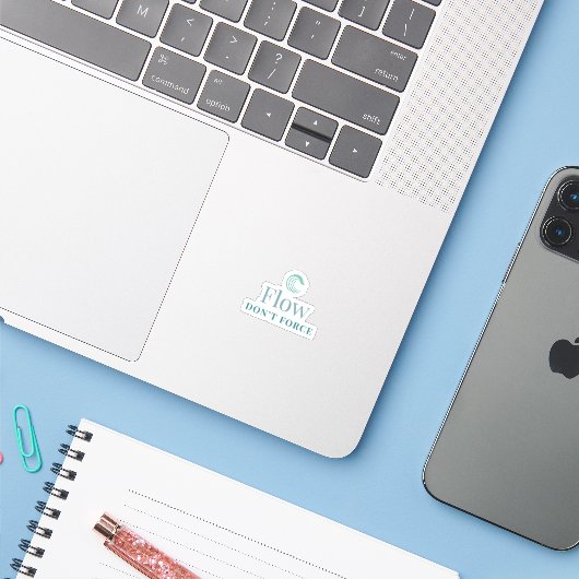Flow, niet forceren Minimale Motiverende Sticker (Laptop met iPhone)