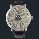 Flowerhead Fresco op Tan Background Horloge<br><div class="desc">Een groot bloemhoofd vormt het grootste deel van deze fresco. Het stuk rust op een bruine achtergrond en heeft een zeer bijsterend gevoel. Dit zou een mooie aanvulling zijn op elk huis!</div>