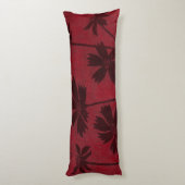 Flowerhead Silhouettes op Crimson Background Lichaamskussen (Achterkant (Verticaal))