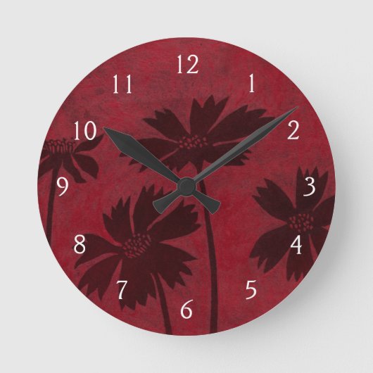 Flowerhead Silhouettes op Crimson Background Ronde Klok (Voorkant)