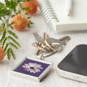 Flowers White & Purple Daisy Sleutelhanger (Zijkant)