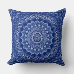 Flowery Medallion in Dark Blue en White Kussen