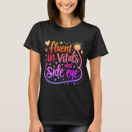 Fluent in Vitals en Side Eye Nurse T-shirt