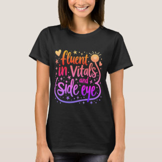 Fluent in Vitals en Side Eye Nurse T-shirt