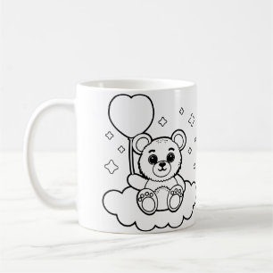 Fluffy baby teddybeer die een hartvormige bal vast koffiemok