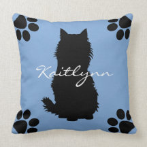 Fluffy Black Cat en poten op blauw