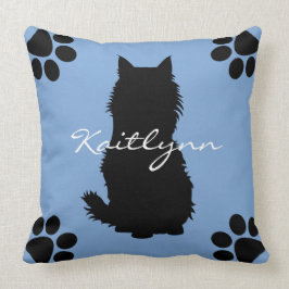 Fluffy Black Cat en poten op blauw Kussen