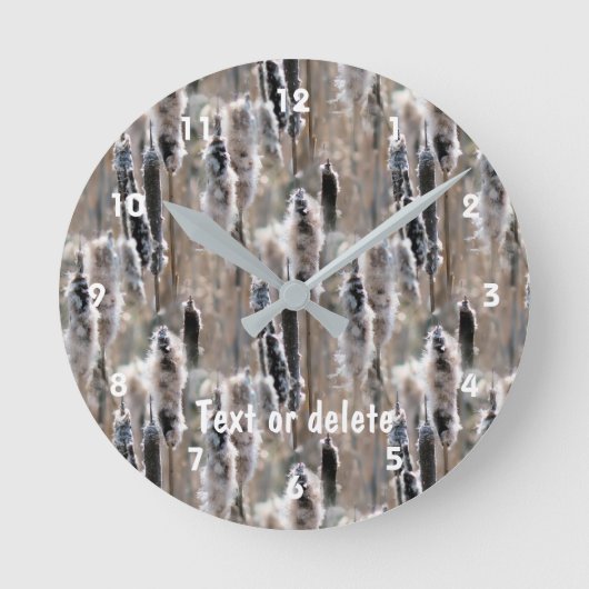 Fluffy Cattails Natuur Patroon gepersonaliseerd Ronde Klok (Voorkant)