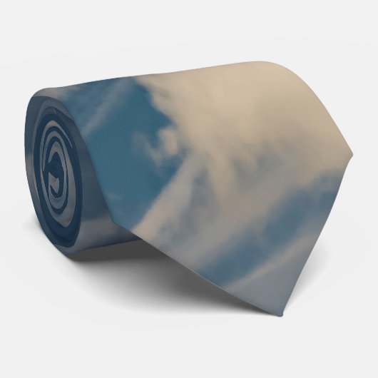 Fluffy Clouds en Jet trails in een blauwe lucht Stropdas (Opgerold)