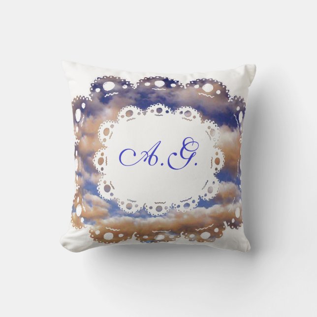 Fluffy Clouds en Monogramm Pillow Kussen (Voorkant)