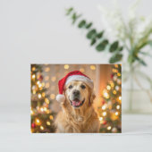 Fluffy golden retriever met een rode kerstmuts feestdagenkaart (Staand voorkant)