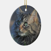 Fluffy Grey Tabby Cat die naar boven kijkt Keramisch Ornament (Rechts)
