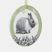 Fluffy hare met vlinders op groene achtergrond keramisch ornament (Rechts)