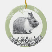 Fluffy hare met vlinders op groene achtergrond keramisch ornament (Voorkant)