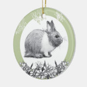 Fluffy hare met vlinders op groene achtergrond keramisch ornament (Links)