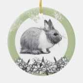 Fluffy hare met vlinders op groene achtergrond keramisch ornament (Achterkant)