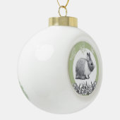 Fluffy hare met vlinders op groene achtergrond keramische bal ornament (Links)