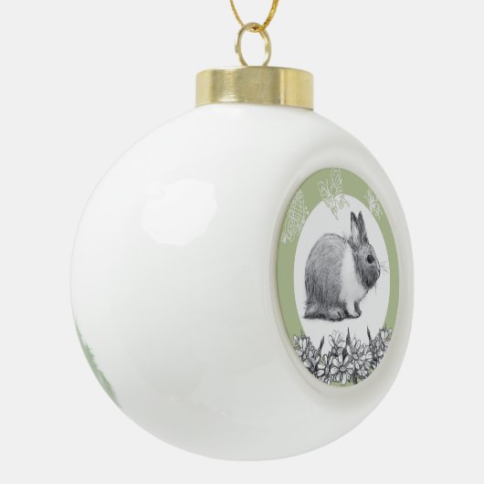 Fluffy hare met vlinders op groene achtergrond keramische bal ornament (Links)