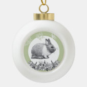 Fluffy hare met vlinders op groene achtergrond keramische bal ornament (Voorkant)