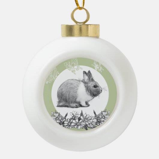 Fluffy hare met vlinders op groene achtergrond keramische bal ornament (Voorkant)