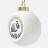 Fluffy hare met vlinders op groene achtergrond keramische bal ornament (Rechts)