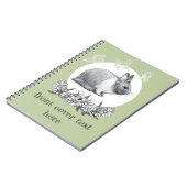 Fluffy hare met vlinders op groene achtergrond notitieboek (Linkerzijde)