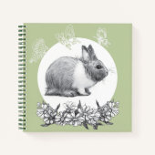 Fluffy hare met vlinders op groene achtergrond notitieboek (Voorkant)