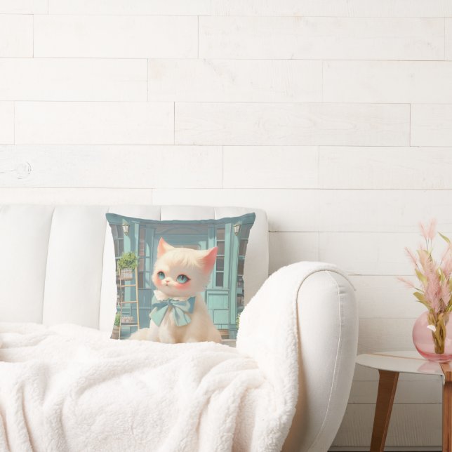 Fluffy kitten met blauwe boog bij banketbakkerij kussen (Bank)