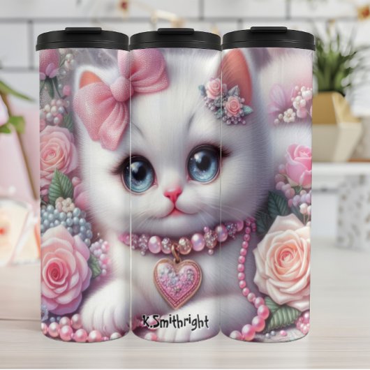 Fluffy Kitten Omgeven door Rozen Thermosbeker