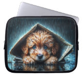 Fluffy natte puppy op zoek naar warmte en comfort laptop sleeve (Voorkant)